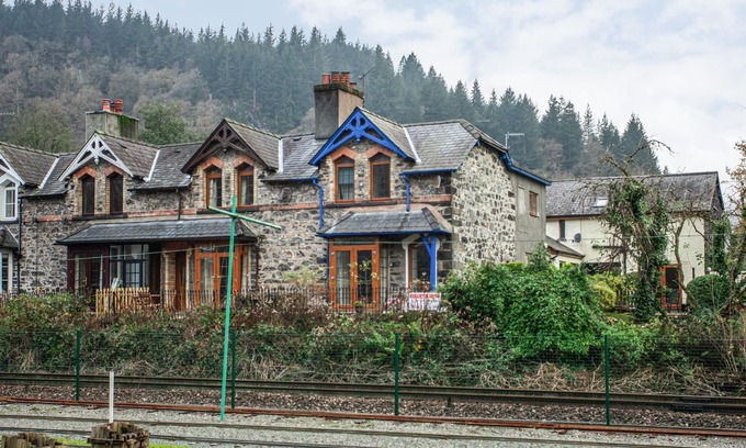 Betws-Y-Coed Cottage | NO 1 RAILWAY COTTAGES, family friendly, with a garden in Betws-Y-Coed