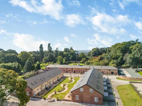 Felton House | No 1 - Sandown Park - Uk47935