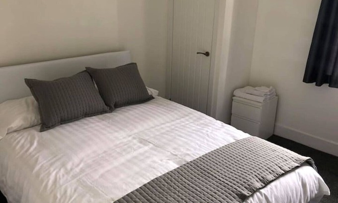 Leuchars Apartment | No 65 Leuchars (Nr St Andrews) Free Parking - Pet Friendly
