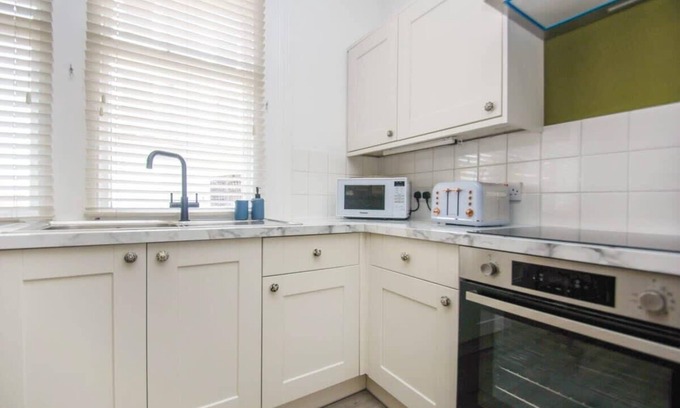 Kemptown Apartment | No 7 | Near the Beach | by Brighton Holiday Lets