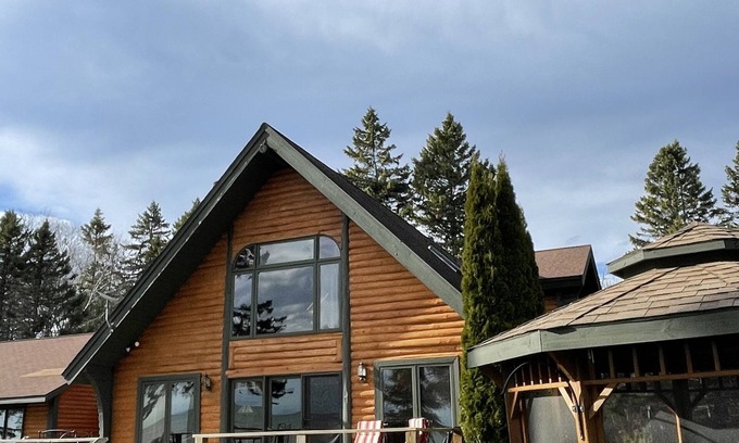 Nadeau Cabin | NO cleaning fees, wood provided-Majestic Log Home on shores of Lake Michigan