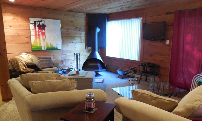 Hidden Valley House | No Contact Check in/out, Private Access, Short Walk to Lake, Relax by Wood Stove
