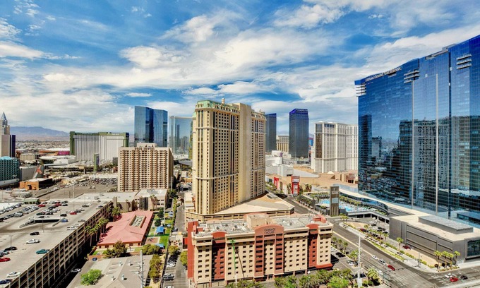 Las Vegas Condo | No Resort Fee ! Balcony Strip View Suite - Pool