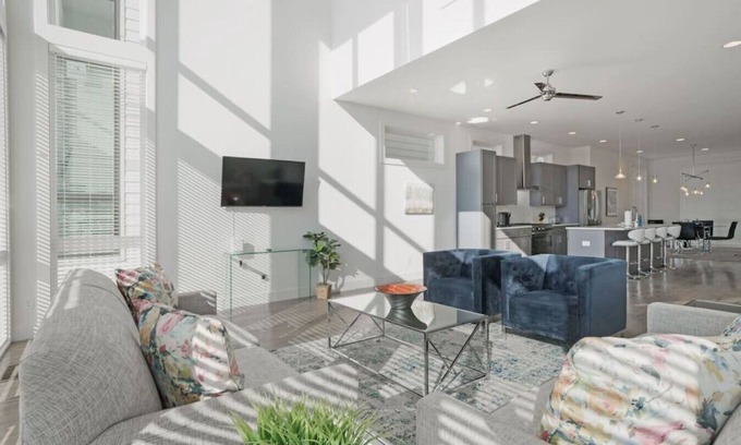 Berry Hill House | No Service Fee! 4Bedroom Home/2 Miles to Broadway!