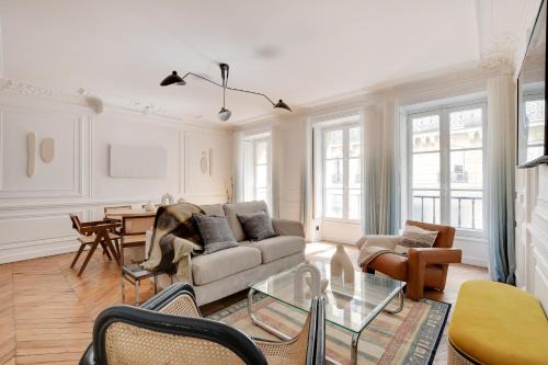 Saint-Thomas-d'Aquin Apartment | NoChichi-Collections - Café de Flore