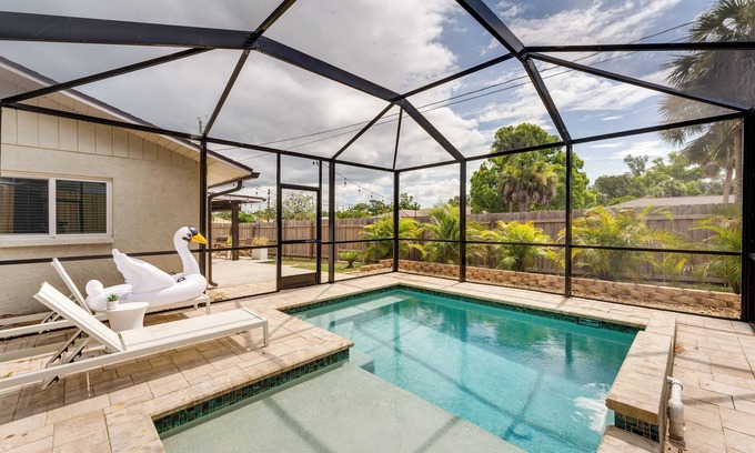 Laurel House | Nokomis Home w/Screened Pool, 3 Mi to Beaches!