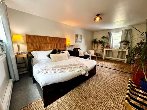 Carleton Place Apartment | NookSide Nest 2 bedroom Upstairs suite King, Queen, Kitchenette, Parking