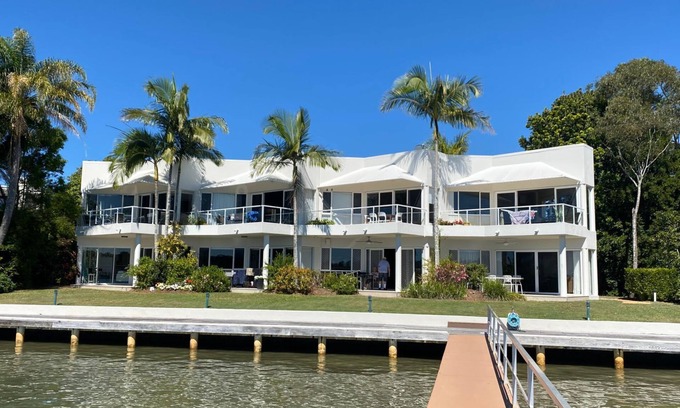 Noosaville Apartment | Noosa River Gardens 8 - Waterfront apartment with extensive views to Noosa Haeds