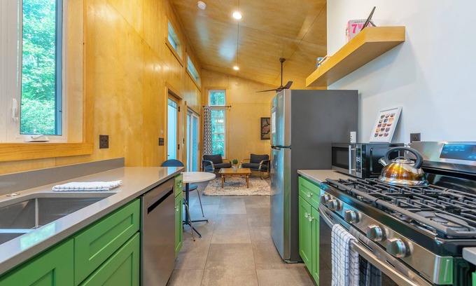 Black Mountain Cottage | Nordic Eco Cottage - 1 Acre property & walk to Black Mountain