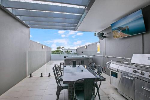 Surfers Paradise Apartment | Norfolk Horizon - Resort Vibes with Private Rooftop