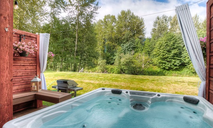 North Bend House | North Bend Escapes Moon River 2,3,4,5 - 4 Townhomes on river, 18-24 guests