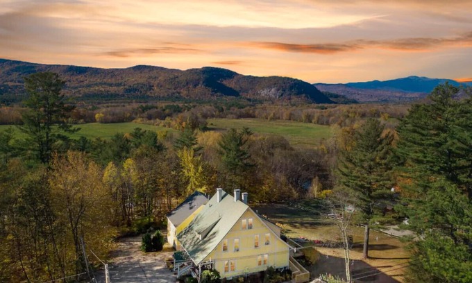 North Conway House | North Conway Getaway | Hot Tub, Pool & Sleeps 25!