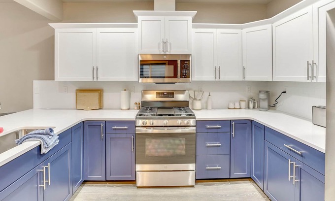 Sunset House | North End/Stay in Boise’s coveted North End! This 4BR/3BA retreat blends modern style with Boise Blue charm. Minutes from downtown, Hyde Park, Camel’s Back Park, 13th Street and the Greenbelt. Relax in the backyard oasis.