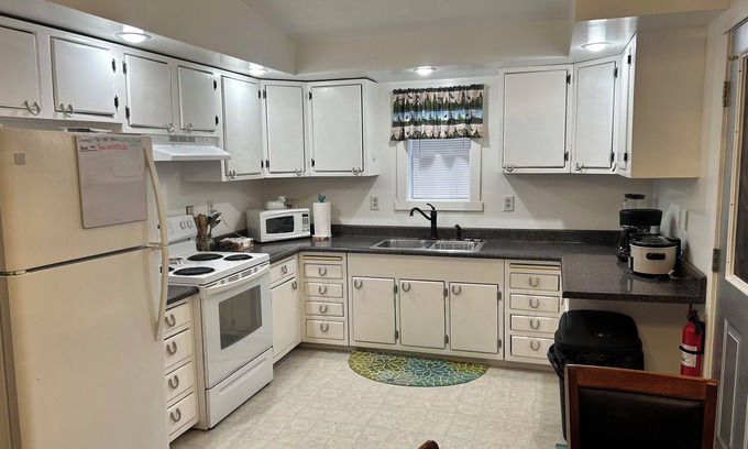 Badger Cabin | North Pole Aurora Lodge-Charming 2-bedroom in North Pole-WiFi and aurora viewing