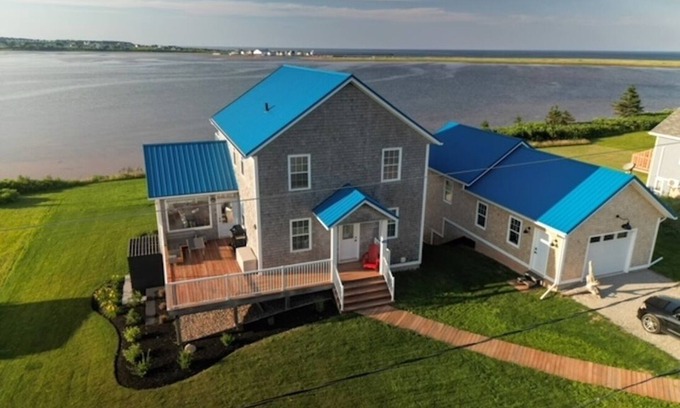 Anglo Rustico Cottage | North Shore Ocean-Front Cottage With Access to Quiet Beach & Hot Tub