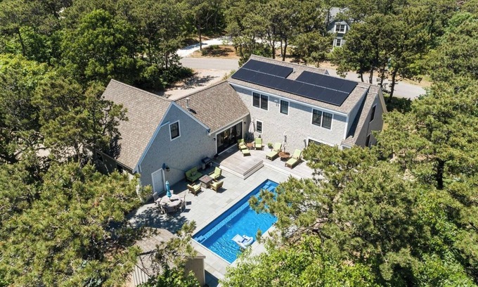 North Truro House | North Truro - Tax Free! Heated inground pool. Walk to bus. Central A/C.