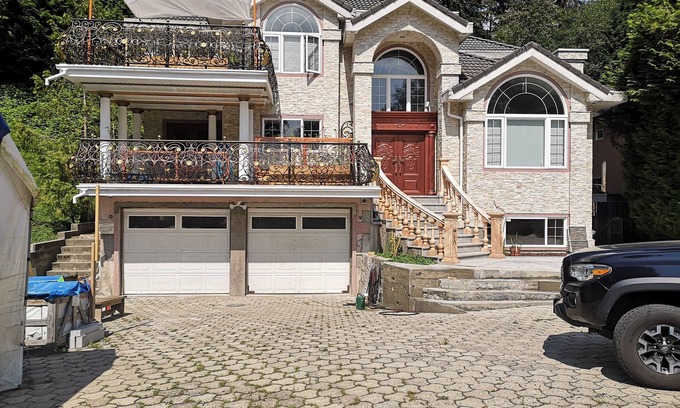 District of North Vancouver Apartment | North Vancouver Rental - Block Away From Ocean
