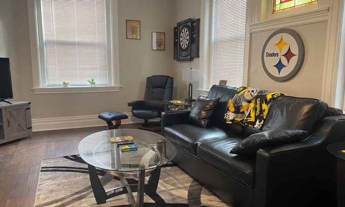 Brighton Heights Apartment | Northside 1-bedroom apt - AC, WiFi-Cable, and OFF Street parking in Pittsburgh