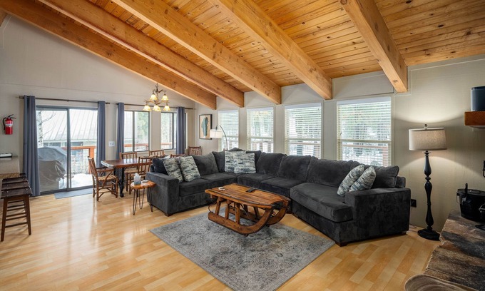 Truckee House | Northstar Cabin. Beaver Pond. Peaceful. Rec cen/pool/hot tub at HOA. Large deck.