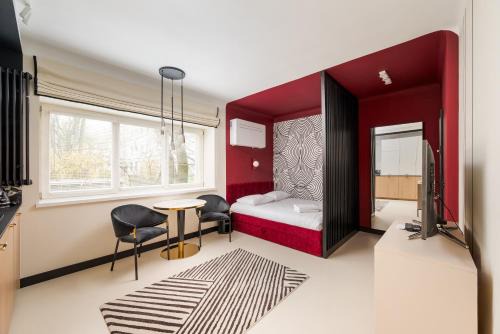 Muranow Apartment | Nowolipki Deluxe Red Studio