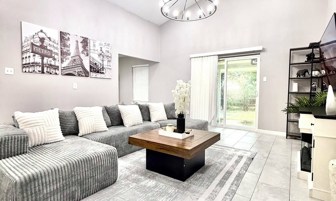 Southeast Houston House | NRG Stadium - Pool table, Patio, & Grill