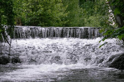 Bourg-Argental House | nuit romantique insolite dans une cascade