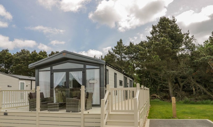 Cayton Bay Cabin | NUMBER 9 THE WILLOWS, family friendly, with pool in Cayton