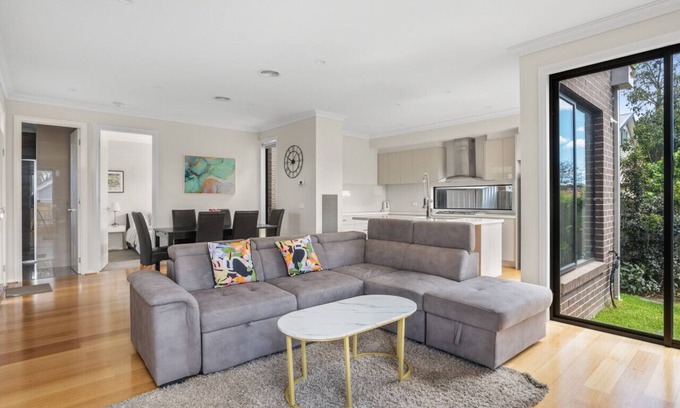 Nunawading House | Nunawading U2 Townhouse 4BR near Box Hill Wifi Parking