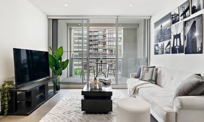 Docklands Apartment | NYC-Style Docklands | Luxe 2BR w/Pool, Gym & Views