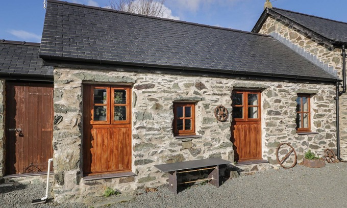 Llanfachraeth Cottage | NYTH Y WENNOL, romantic, character holiday cottage in Llanfachraeth