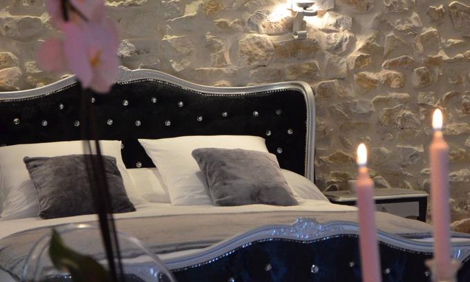 Bernis House | O2suites baroque room with private Jacuzzi
