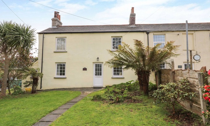 Charlestown Cottage | OAKTREE COTTAGE, pet friendly, with open fire in St Austell