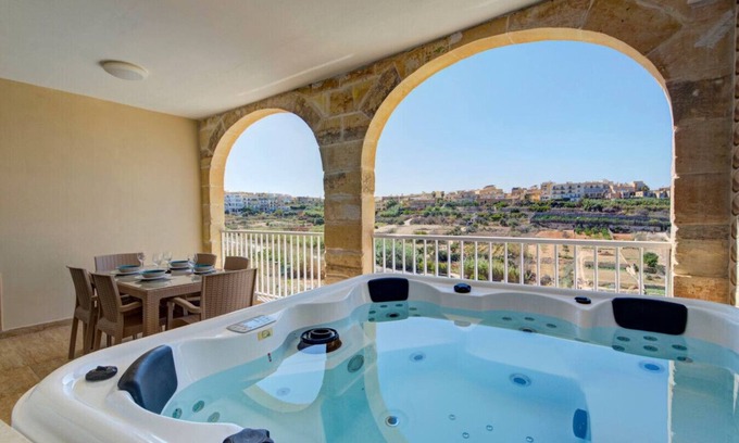 Xaghra Apartment | Oakville/Unobstructed Valley Views/Jacuzzi