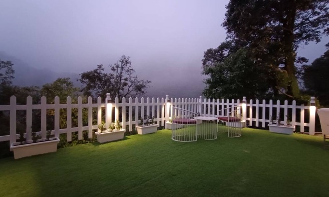 Landour Cabin | Oakwood 302 - Elegant Private Room With Balcony at Landour, Mussoorie
