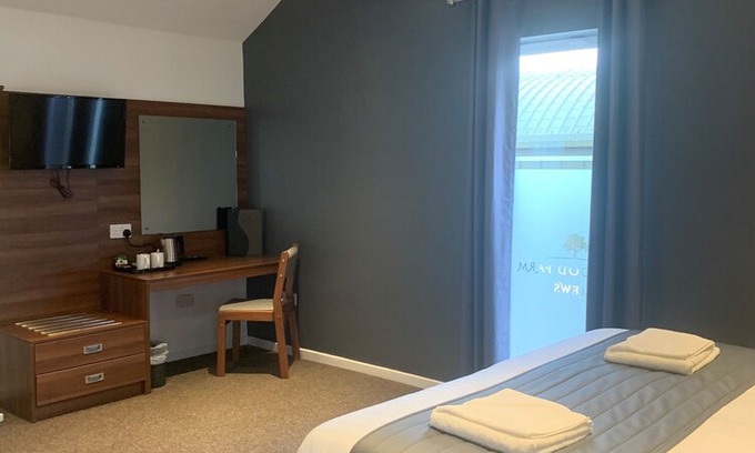 Chorlton-by-Backford Hotel | Oakwood Farm Mews
