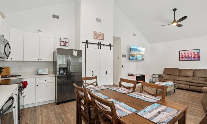 St. Augustine House | Oasis 4 - Near Downtown | TVs, Arcade, Games, Fun!