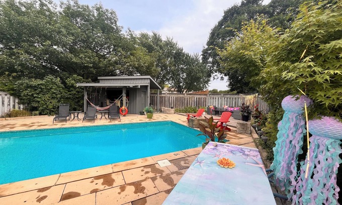 Halton Regional Municipality House | Oasis Ambiance Luxury Cottage Feel Huge Salt Heated Pool Sauna Cabana FirepitBBQ