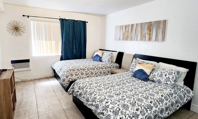 Royal Poinciana Hotel | Oasis at Hollywood - Sleeps 5 - Unit 1