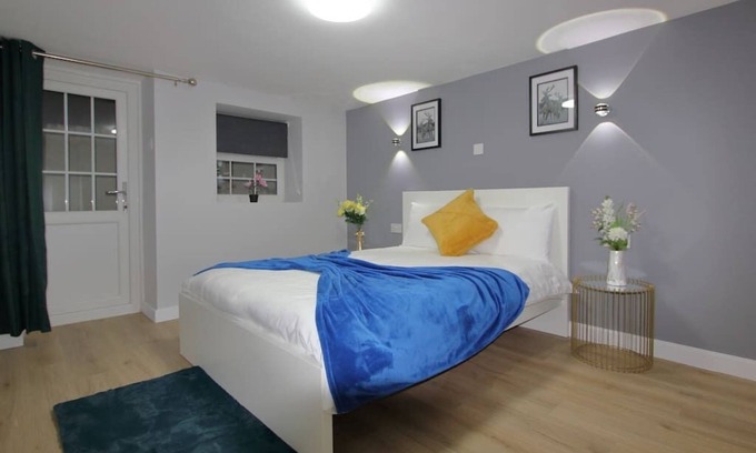 Reading City Centre Apartment | Oasis, Central Self Contained Flat by CozyNest