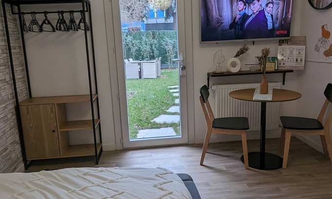 Saint-Gratien Apartment | Oasis de Verdure à 15 min de Paris : Studio Avec un Coin Repas en Plein air !