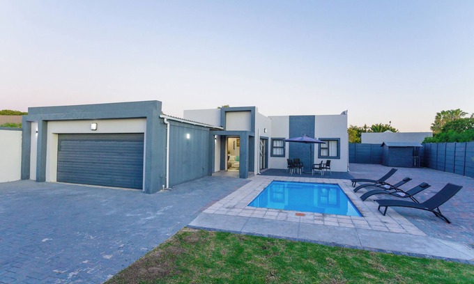 Bloubergstrand Villa | Oasis of Elegance - Villa with a private pool