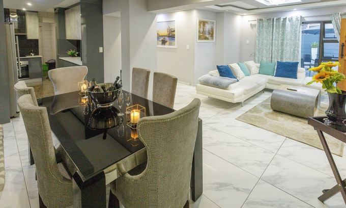 Bloubergstrand House | Oasis of Elegance - Villa with a private pool