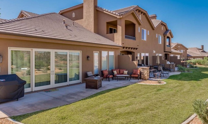 Washington Villa | Oasis On The Green Enjoy Golf Course Views