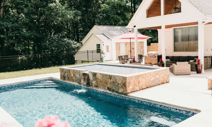 Martinsville House | Oasis Pool OPEN YEAR ROUND Private Fire Pit Modern Views