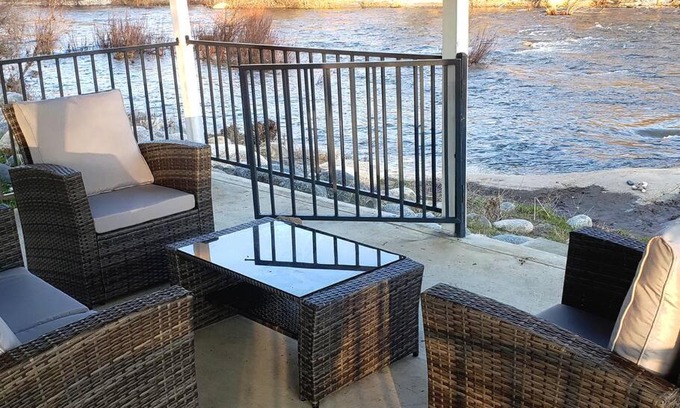 Three Rivers House | Oasis Riverfront House -10 min to Sequoia