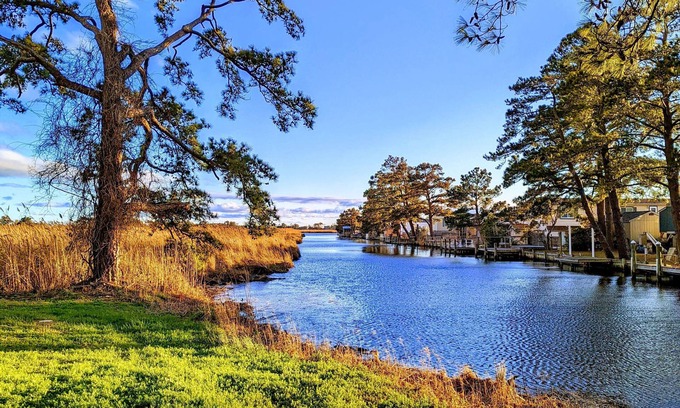 Colington Cottage | OBX TUCKED AWAY~Sound side~On canal~Kayaks~nGround level w/ramp~Beach 1 mi~MP8