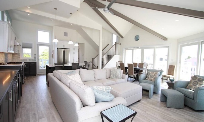 Ship Bottom House | Ocean Block Spacious 5-bedroom house with WiFi and AC in Beach Haven