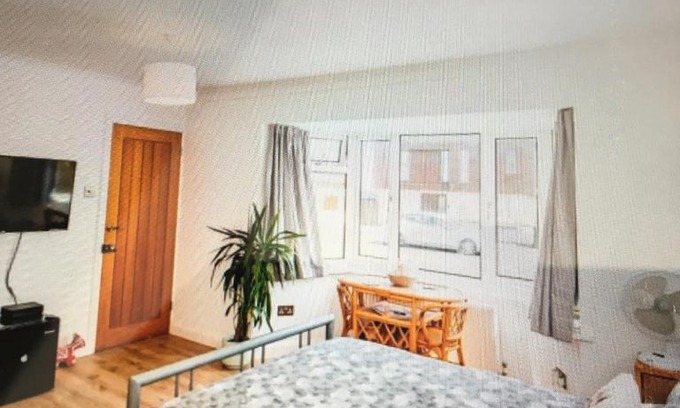 Lancing House | Ocean Breeze 5 minutes walk to the beach - Free Parking