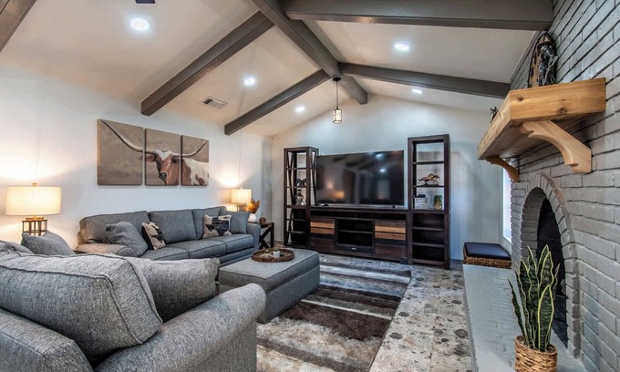 Bay Area House | Ocean Dr Sleeps 19 with Hot Tub & Game Room