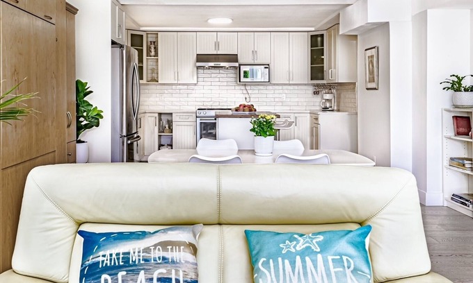 White Rock House | Ocean Escape! Come and enjoy East Beach in White Rock, BC. Pet friendly!